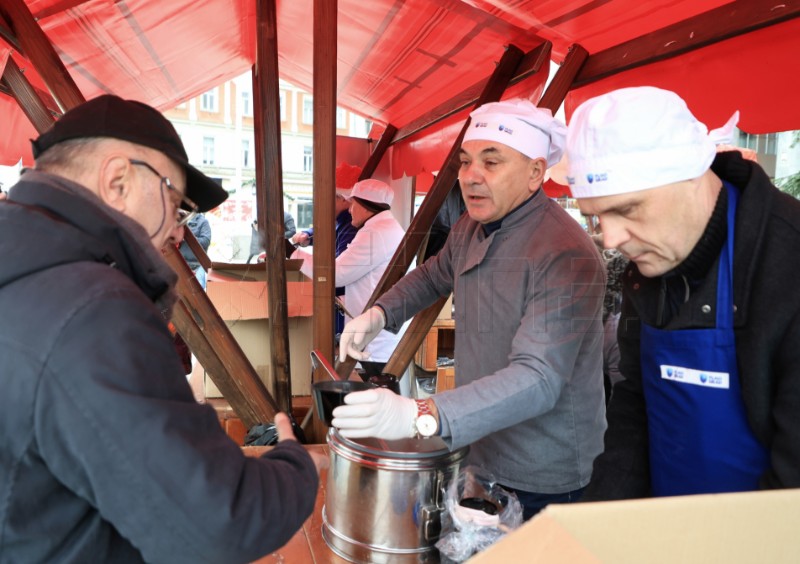 Čelnik stranke Plavi Grad Ivica Lovrić za Badnjak Zagrepčanima djelio bakalar