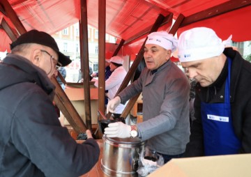 Čelnik stranke Plavi Grad Ivica Lovrić za Badnjak Zagrepčanima djelio bakalar