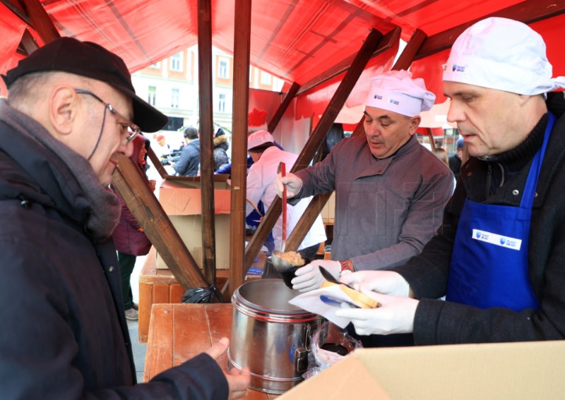 Čelnik stranke Plavi Grad Ivica Lovrić za Badnjak Zagrepčanima djelio bakalar