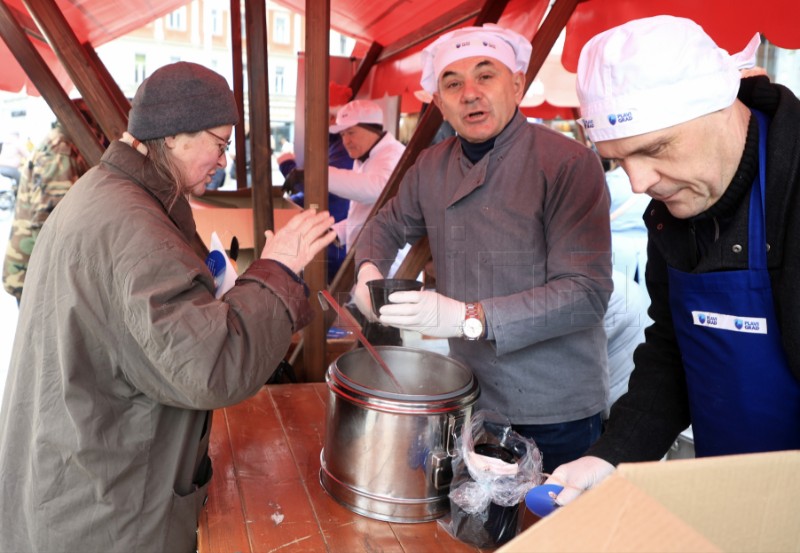 Čelnik stranke Plavi Grad Ivica Lovrić za Badnjak Zagrepčanima djelio bakalar