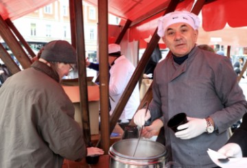 Čelnik stranke Plavi Grad Ivica Lovrić za Badnjak Zagrepčanima djelio bakalar