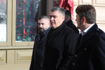 Milanović dao izjavu za medije i prošetao Trgom do tržnice Dolac