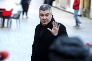 Milanović dao izjavu za medije i prošetao Trgom do tržnice Dolac