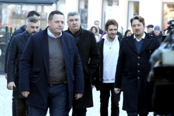 Milanović dao izjavu za medije i prošetao Trgom do tržnice Dolac