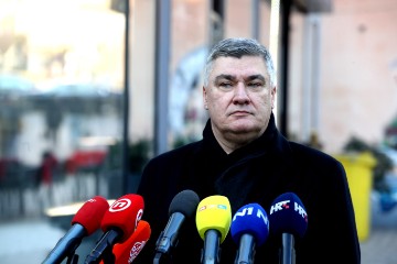 Milanović dao izjavu za medije i prošetao Trgom do tržnice Dolac