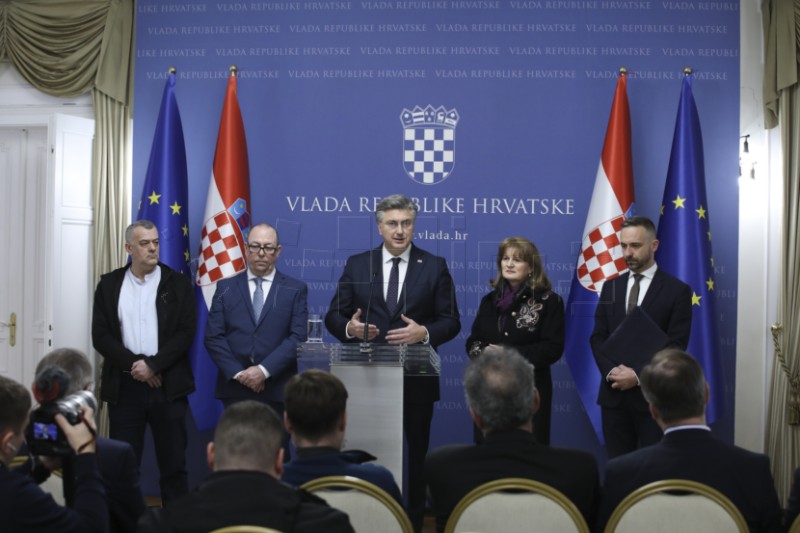 Konferencija za medije premijera i predstavnika sindikata