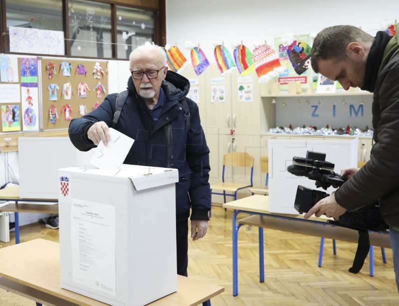 Predsjednički izbori: Otvorena sva biračka mjesta