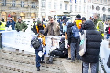 Muška molitva krunice i prosvjed na Trgu bana Jelačića