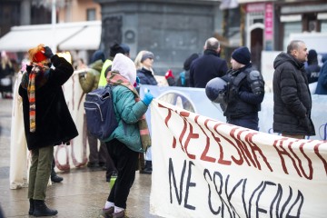 Muška molitva krunice i prosvjed na Trgu bana Jelačića