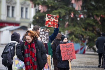 Muška molitva krunice i prosvjed na Trgu bana Jelačića