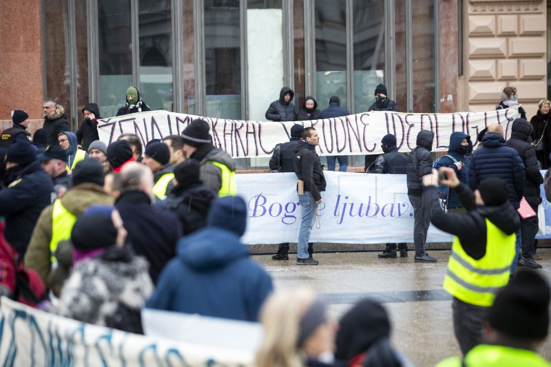 Muška molitva krunice i prosvjed na Trgu bana Jelačića