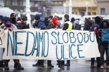 Muška molitva krunice i prosvjed na Trgu bana Jelačića