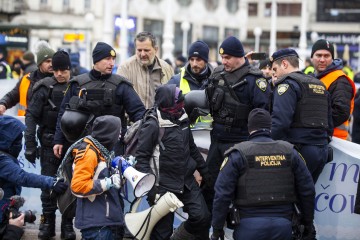 Muška molitva krunice i prosvjed na Trgu bana Jelačića