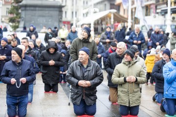 Muška molitva krunice i prosvjed na Trgu bana Jelačića