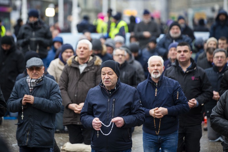 Muška molitva krunice i prosvjed na Trgu bana Jelačića