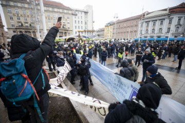 Muška molitva krunice i prosvjed na Trgu bana Jelačića