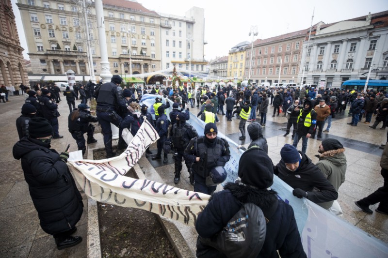 Muška molitva krunice i prosvjed na Trgu bana Jelačića