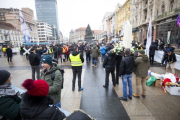 Muška molitva krunice i prosvjed na Trgu bana Jelačića