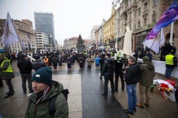 Muška molitva krunice i prosvjed na Trgu bana Jelačića