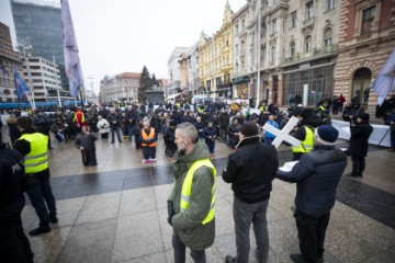 Muška molitva krunice i prosvjed na Trgu bana Jelačića