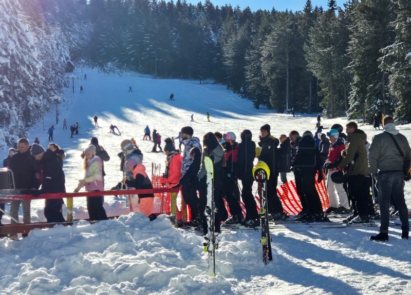 Tisuće skijaša iz Hrvatske, najviše iz Dalmacije, na Kupresu i Blidinju u Hercegovini