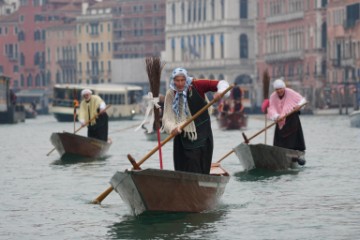 ITALY TRADITIONS BEFANA REGATTA