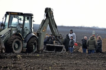 Trpinja: Medved obišao pronađenu grobnicu s posmrtnim ostacima