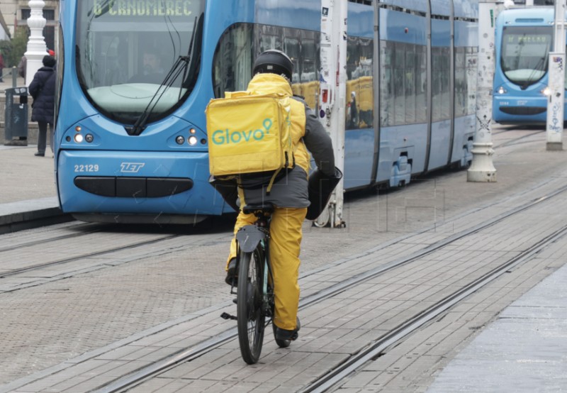 Dostavljači hrane Glovo Wolt