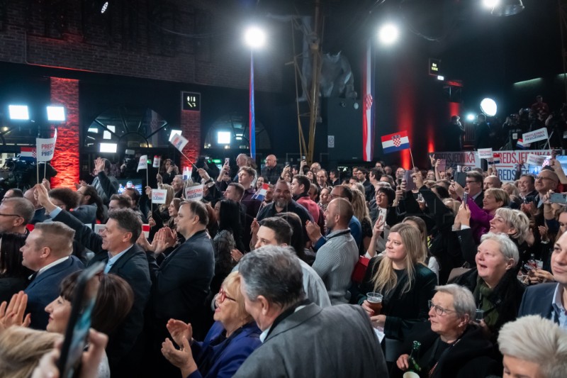 Reakcije na prve neslužbene rezultate u stožeru Zorana Milanovića