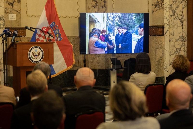 Veleposlanica SAD-a Hrvatskom državnom arhivu poklonila zbirku povijesnih fotografija