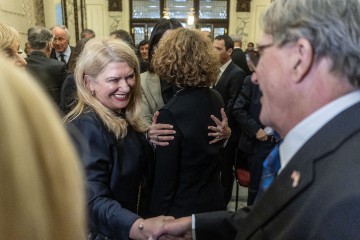 Veleposlanica SAD-a Hrvatskom državnom arhivu poklonila zbirku povijesnih fotografija