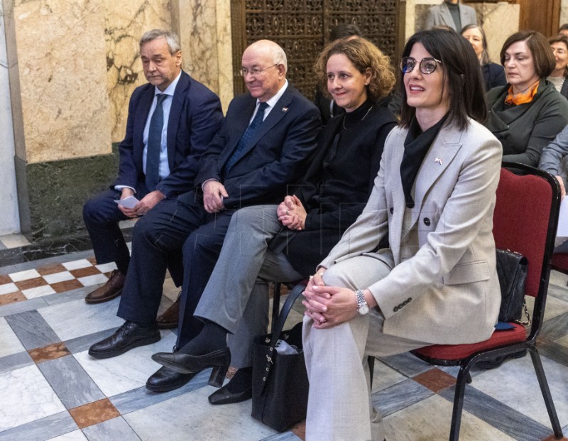 Veleposlanica SAD-a Hrvatskom državnom arhivu poklonila zbirku povijesnih fotografija