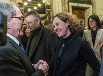 Veleposlanica SAD-a Hrvatskom državnom arhivu poklonila zbirku povijesnih fotografija