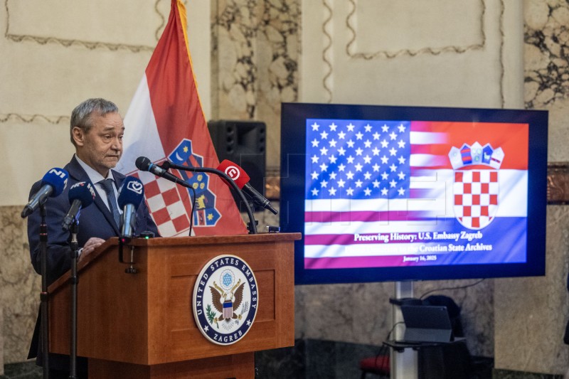 Veleposlanica SAD-a Hrvatskom državnom arhivu poklonila zbirku povijesnih fotografija