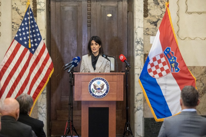 Veleposlanica SAD-a Hrvatskom državnom arhivu poklonila zbirku povijesnih fotografija