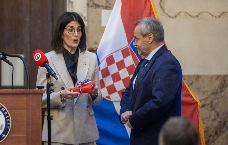 Veleposlanica SAD-a Hrvatskom državnom arhivu poklonila zbirku povijesnih fotografija