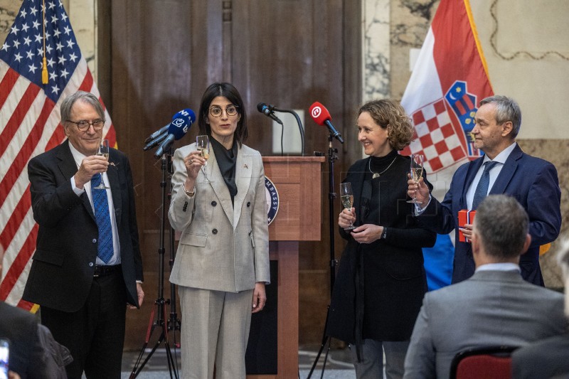 Veleposlanica SAD-a Hrvatskom državnom arhivu poklonila zbirku povijesnih fotografija