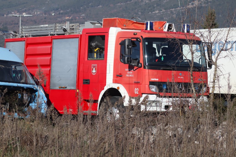 Na ilegalnom odlagalištu starih kamiona u Vrgorcu izbio požar