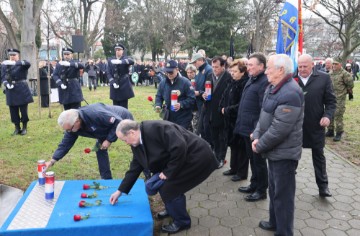 Odana počast poginulim hrvatskim braniteljima kod spomen-obilježja Kocka