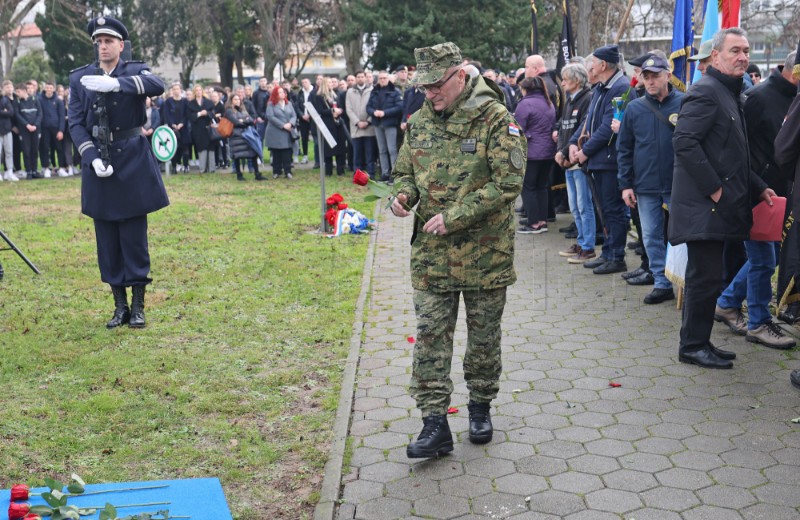 Odana počast poginulim hrvatskim braniteljima kod spomen-obilježja Kocka