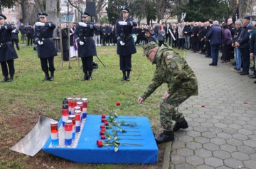 Odana počast poginulim hrvatskim braniteljima kod spomen-obilježja Kocka