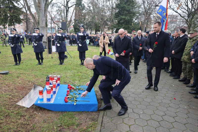 Odana počast poginulim hrvatskim braniteljima kod spomen-obilježja Kocka