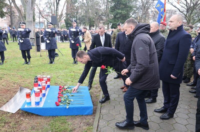 Odana počast poginulim hrvatskim braniteljima kod spomen-obilježja Kocka