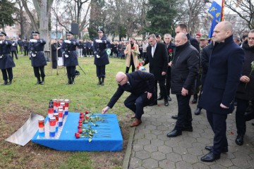 Odana počast poginulim hrvatskim braniteljima kod spomen-obilježja Kocka