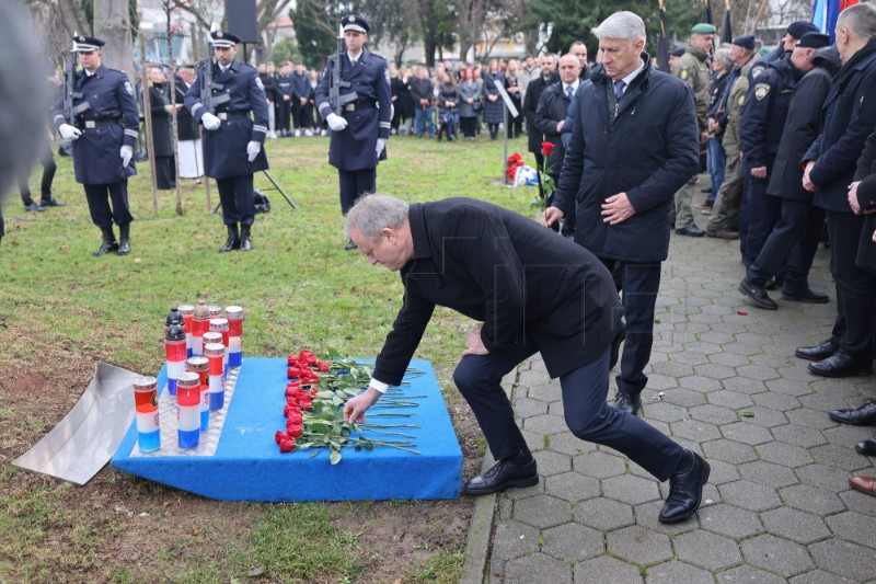 Odana počast poginulim hrvatskim braniteljima kod spomen-obilježja Kocka