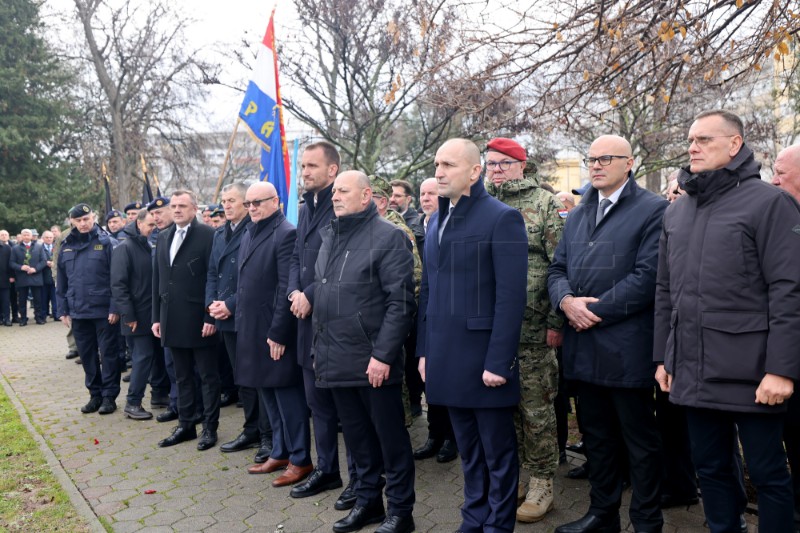 Odana počast poginulim hrvatskim braniteljima kod spomen-obilježja Kocka