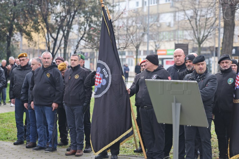Odana počast poginulim hrvatskim braniteljima kod spomen-obilježja Kocka