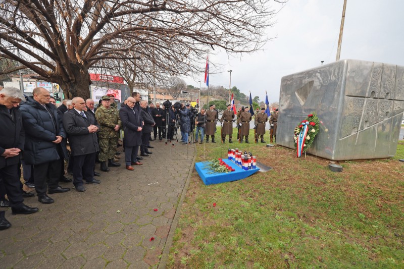 Odana počast poginulim hrvatskim braniteljima kod spomen-obilježja Kocka