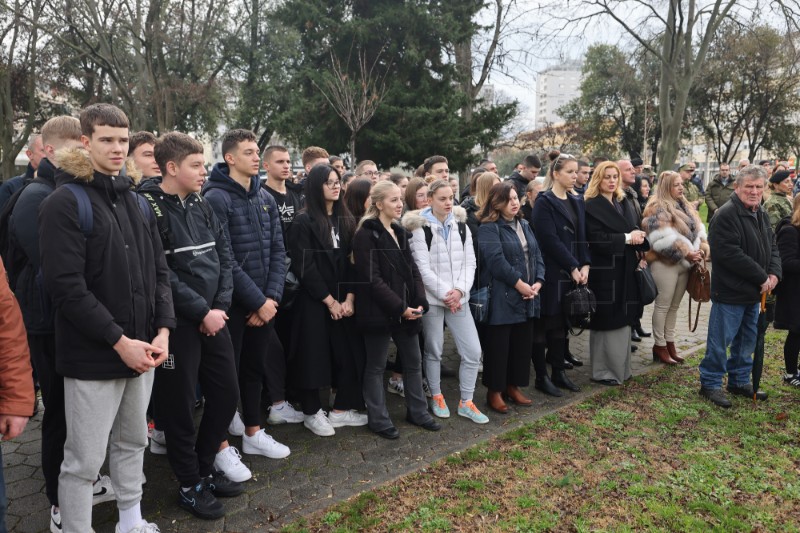 Odana počast poginulim hrvatskim braniteljima kod spomen-obilježja Kocka