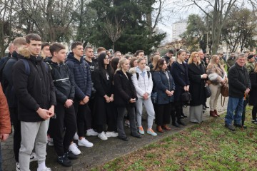 Odana počast poginulim hrvatskim braniteljima kod spomen-obilježja Kocka